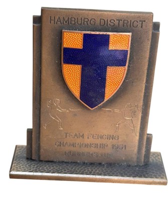 Auktion 361<br>Fechtpreis von 1951, Hamburg, wohl britische  Besatzungstruppen in Hamburg, Bronze mit emaill. Wappen (Form RBOR Shoulder Badge) H-8 cm, B-7 cm [1]