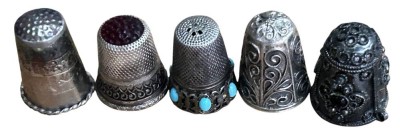 Auktion 361<br>5x alte Silber-Fingerhüte, tw. mit Steinen, zus. ca. 30 gr [1]