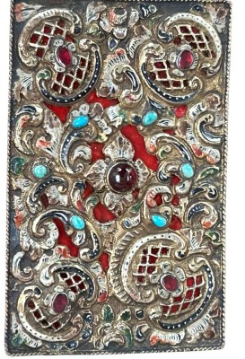 Auktion 361<br>Notizblockhaler, Einband wohl Messing, verziert mit Steinen, innen Kalender von 1886, 10x6 cm [1]