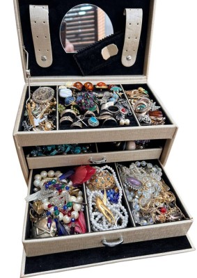 Auktion 361<br>gr. Schmuckkoffer voller Modeschmuck, 4 Schubladen [1]
