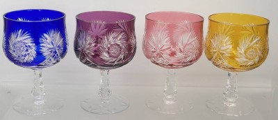 Auktion 361<br>4x gr. Buntglas-Schalen auf Stand, mit Schleuderstern-Schliff, wohl Nachtmann, für Eis oder Bowle/Cocktail ?? H-17 cm, D-10 cm [1]