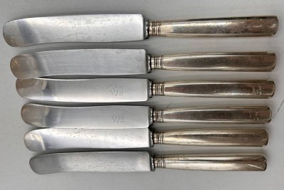 Auktion 361<br>6x grosse Messer, versilberte Griffe, Ziermonogramm dat. 1869 [1]