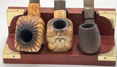 Auktion 361<br>3 Pfeifen in Pfeifenständer, 2x Meerschaum beschnitzt mit Gesichtern, Alters-und Gebrauchsspuren [1]