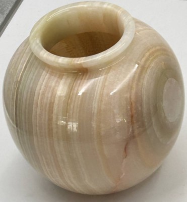 Auktion 361<br>schwere Onyxvase, H-14 cm, D-15 cm [1]