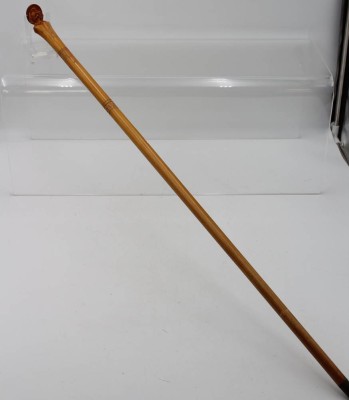 Auktion 361<br>Spazierstock geschnitzter Kopf als Handhabe , signiert- monogramiert und datiert 1941 . [1]
