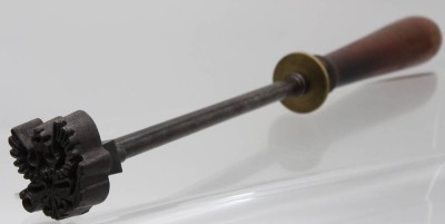 Auktion 361<br>Brandeisen Adlermarke ? - älter , Holzgriff  L-60cm [1]