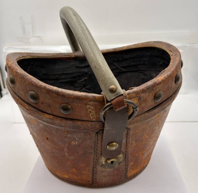 Auktion 361<br>Leder Feuerlöscheimer, noch gut erhalten, H-25 cm, L-31 cm [1]