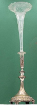 Auktion 361<br>Eine Hohe Vase mit eingestecktem Trichter Glas , dieses Floral beschliffen . [1]