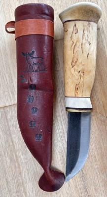 Auktion 361<br>Finnmesser mit Lederscheide, Elchdarstellung, guter Zustand, L-27 cm [1]