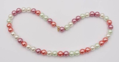 Auktion 361<br>Bunte Perlenkette mit 14 K Goldschließe. [1]