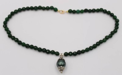Auktion 361<br>Eine Kette mit geschliffenen grünen Steinen und Goldschließe. [1]