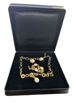 Auktion 361<br>Mode-Schmuckset, 3 tg., Halskette, Armband und Paar Ohrclipse,  vergoldet mit klaren Steinen und Perlen, in massiven Schmuckkasten [1]