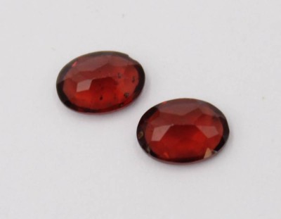 Auktion 361<br>Zwei natürliche unbehandelte Granate von zus. 1,62 ct. [1]