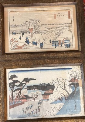 Auktion 361<br>2x japan. Farbholzschnitte, Winterlandschaften, einzeln gerahmt&Glas, 1x verso Kaufbeleg von 1975, wohl London, 32x55 cm, Altersspuren [1]