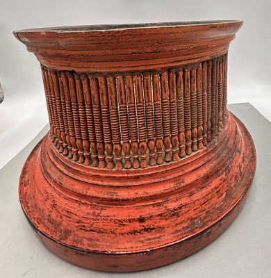 Auktion 361<br>Holz-Blumen-Übertopf, rot, Altersspuren,  oberer Rand müsste neu verleimt werden, H-23 cm, D-34 cm, wohl China [1]
