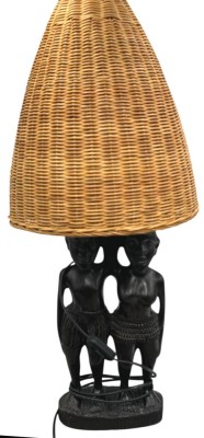 Auktion 361<br>Tischlampe, getragen vom afrikan. Paar, Holzschnitzerei mit Bastschirm, H-73 cm [1]