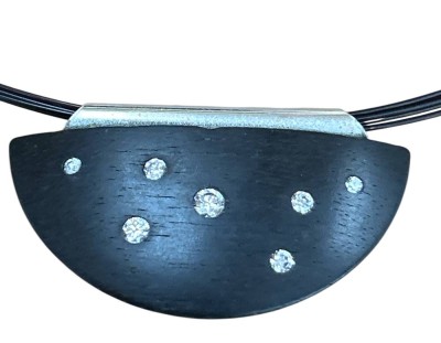 Auktion 361<br>Modeschmuck-Collier, Kunststoffband, klare Steine [1]