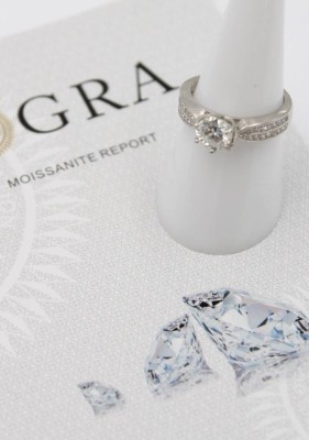 Auktion 361<br>Ein 925 Silberring mit 1ct. Moissanit und offener Ringschiene [1]