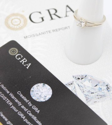 Auktion 361<br>Ein 925 Silberring mit 0,5 ct. Moissanit . [1]