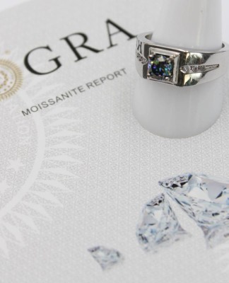 Auktion 361<br>Ein versilberter Männerring mit ,,Rainbow-purple- Moissanit '' von 1ct. [1]