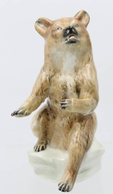 Auktion 361<br>Ein sitzender Bär von Älteste Volkstedt , polychrome Bemalung in Unterglasur . [1]