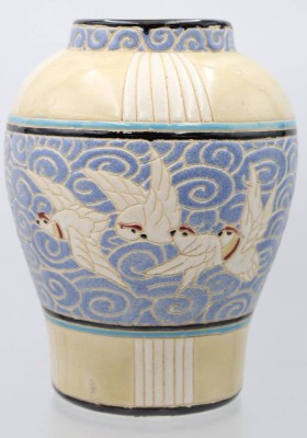Auktion 361<br>Eine Jugendstil Keramikvase mit Vogeldekor . [1]