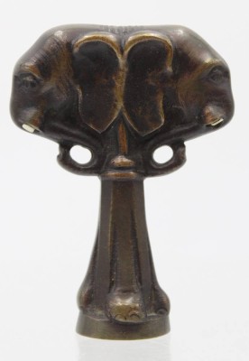 Auktion 361<br>Eine Bronze Petschaft , doppelter Elefantenkopf , Stoßzähne abgebrochen . [1]