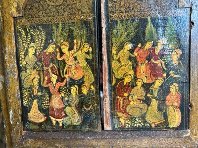 Auktion 361<br>Holz-Wandspiegel, klappbar, bemalt mit Tanzszenen, Altersspuren, Spiegel blind, 56x41 cm geschlossen, wohl Irak/Iran (Diyala) in Farsi beschriftet? [1]