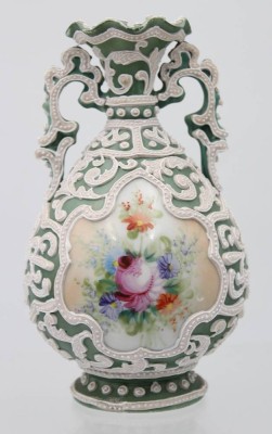 Auktion 361<br>Eine kleine Nippon -Vase Japan , grün mit foralem -Dekor . [1]