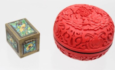 Auktion 361<br>2 Chinesische Dosen , 1yx Zinnober Lack einmal wohl Messing mit Emaille . [1]