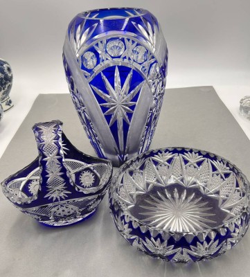Auktion 361<br>3xÜberfangglas, blau/klar, gr. Vase, Schale und Henkelkorb [1]