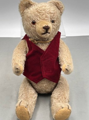 Auktion 361<br>alter blonder Teddy, mit roter Weste,  wohl Steiff,  hart gestopft, H-35 cm [1]