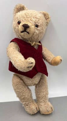 Auktion 361<br>Teddy, wohl Steiff, mit gebogenen Unterarmen, hart gestopft, beweglicher Kopf, H-42 cm [1]