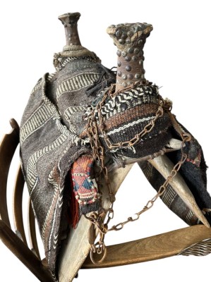 Auktion 361<br>alter Kamelsattel, Holzgestell mit Satteltaschen, Altersspuren, H-55 cm, _L-58 cm [1]