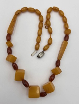 Auktion 361<br>Halskette, Bernstein oder Bakelit??, Schliesse schwer lesbar beschriftet, L-42 cm, 15 gr [1]