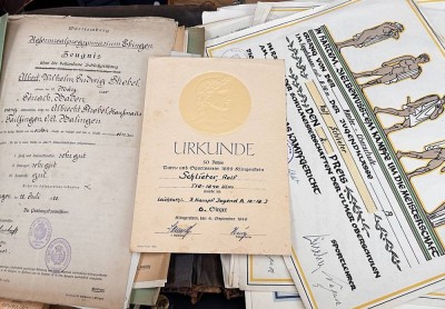 Auktion 361<br>alte Ledermappe voller Papiere, Urkunden, Schriftverkehr eines Dipl. Ing (M.A.N. und andere Firmen), 1930-50-er Jahre, Shulzeugnisse, Mittlere Reife, Universitäts Diplome, auch priovater Schriftverkehr mit Ämter etc. [1]