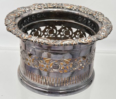 Auktion 361<br>gr. versilberter Flaschenhalter, Kupfer versilbert, tw. berieben, ungeputzt, H-10 cm, D-17 cm, 568 gr [1]