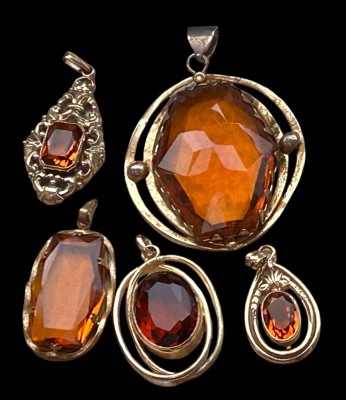 5x div. Anhänger mit braunen Steinen, wohl alle versilbert bzw. Doublee, von 4,5x4 cm, bis 2,5x1,7 cm [1]