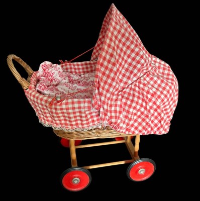 Auktion 361<br>Korb Puppenwagen mit Bettwäsche, H-ca. 60 cm, L-ca. 50 cm [1]