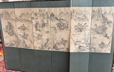 Auktion 361<br>gr. 6 flügeliger Paravent, bemalt mit Jagdszenen,  Korea (R.O.K.)l die etzten beiden Teile rechts ist Papier durchgerissen und lose anbei, H-138 cm, B-ca. 172 cm [1]