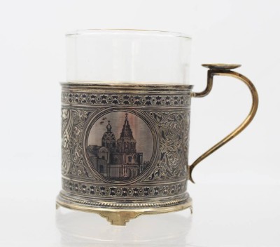 Auktion 361<br>Teeglashalter, Silber, vergoldet, rund, Wandung mit Niellodekor sowie Moskauer Architekturszenen, gut gepunzt, datiert 1887, 221gr., H-8,5cm [1]