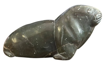 Auktion 361<br>Innuit Schnitzerei aus Speckstein, Walroß, in Boden signiert, H-7,5 cm, L-14 cm [1]