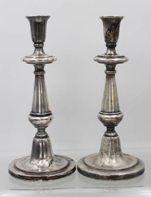 Auktion 361<br>Paar Leuchter, Kupfer versilbert, starke Altersspuren, ca. H-24,5cm [1]