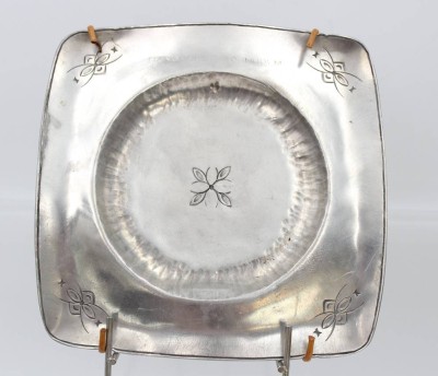 Auktion 361<br>Zinnteller, Artik-Tinn, mit Gravur, Gebrauchsspuren, ca. 16,5 x 16,5cm [1]