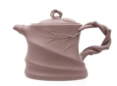 Auktion 361<br>Yixing Zisha Hu Teekanne, braunes Steinzeug, gemarkt, Bamnbusdekor, ca. H-10cm [1]
