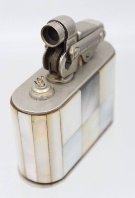 Auktion 361<br>Tischfeuerzeug, Perlmuttauflage, Funktion nicht geprüft, Gebrauchsspuren, H-7,5cm B-8cm [1]