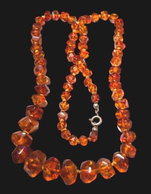 Auktion <br>Bernstein-Halskette, verlaufend, ca. 60 cm, ca. 26 gr. [1]