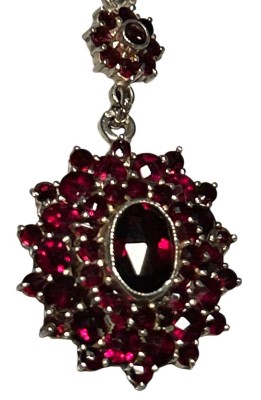 Auktion 362<br>Granatanhänger an Kette, Silber. L-zus. 5 cm, 4,7 gr [1]