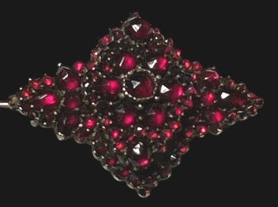 Auktion 362<br>alte Granatbrosche, wohl Tombak, B-ca. 3,5 cm, 5,5 gr. [1]