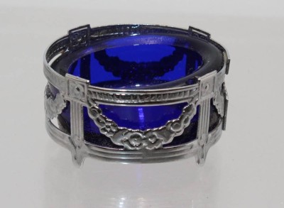 Auktion 362<br>Gewürzschälchen, versilbert, blauer Glaseinsatz, H-3cm B-5,5cm [1]